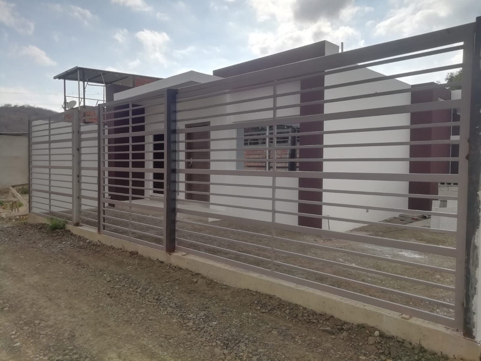 Venta de casa con loza con prestamo hipotecario 3 habitaciones